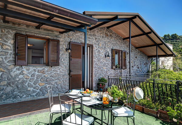 La Baia Dello Chalet: la-baia-dello-chalet-massa-lubrense-appartament-external