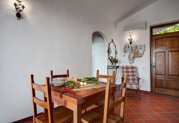 La Baia Dello Chalet: la-baia-dello-chalet-massa-lubrense-appartamento-sala-da-pranzo