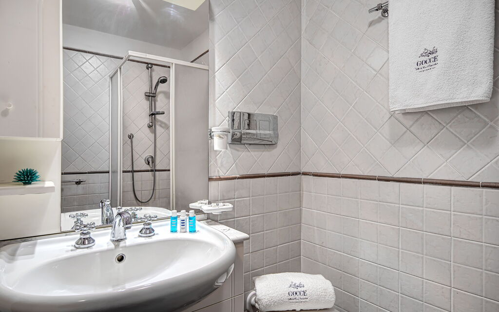 La Baia Dello Chalet: la-baia-dello-chalet-massa-lubrense-appartament-bathroom