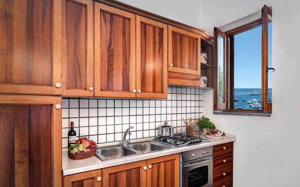 La Baia Dello Chalet: la-baia-dello-chalet-massa-lubrense-appartament-kitchen