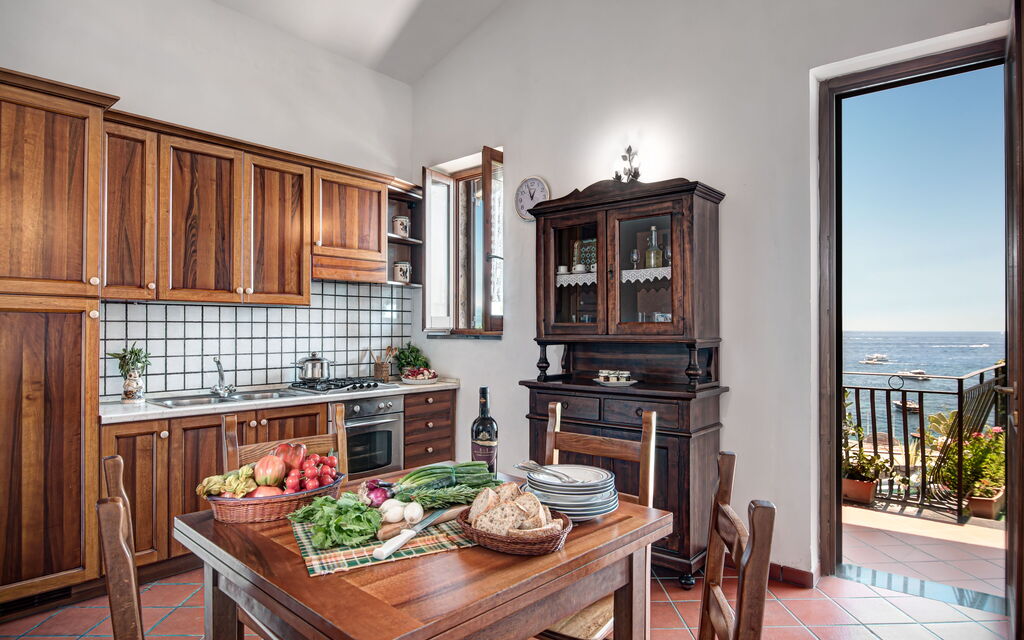 La Baia Dello Chalet: la-baia-dello-chalet-massa-lubrense-appartament-kitchen