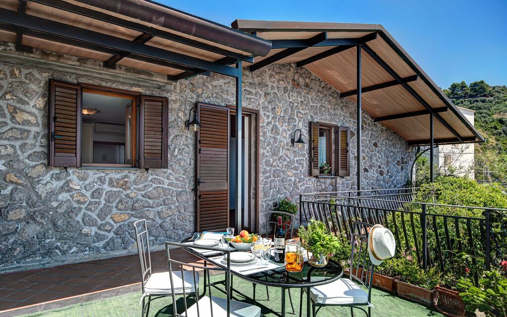 La Baia Dello Chalet: la-baia-dello-chalet-massa-lubrense-appartament-external