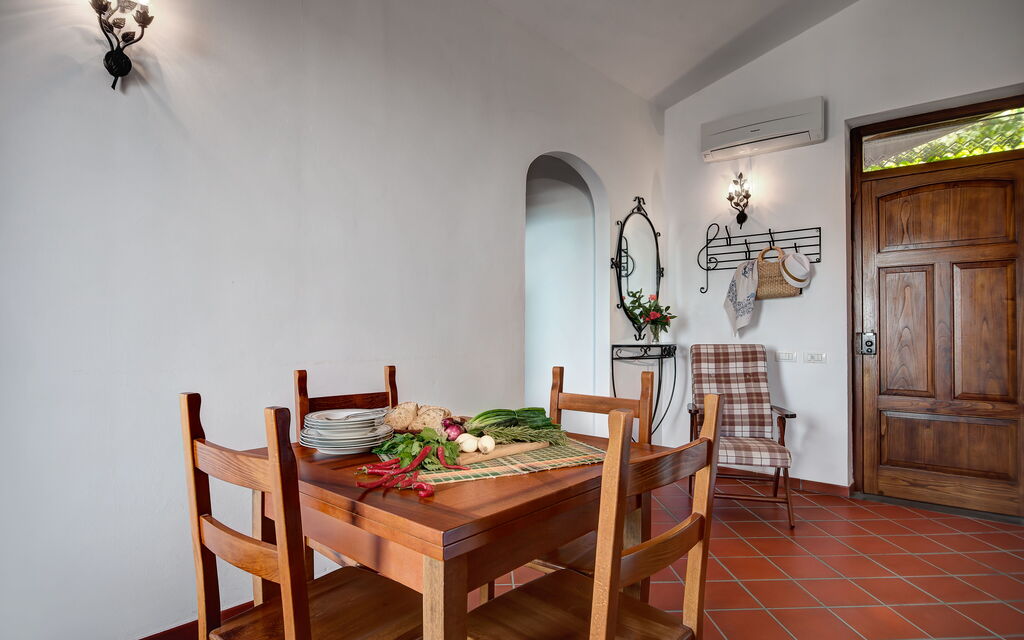 La Baia Dello Chalet: la-baia-dello-chalet-massa-lubrense-appartament-dining-room