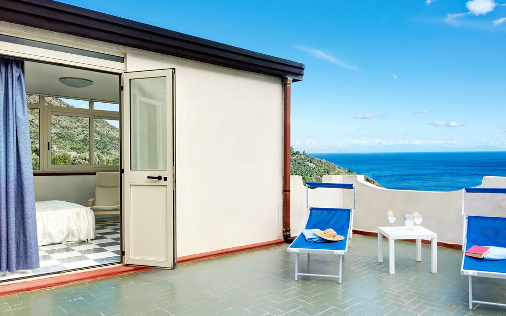 Nerano Sea View House: nerano-sea-view-house-marina-del-cantone-appartamento-patio