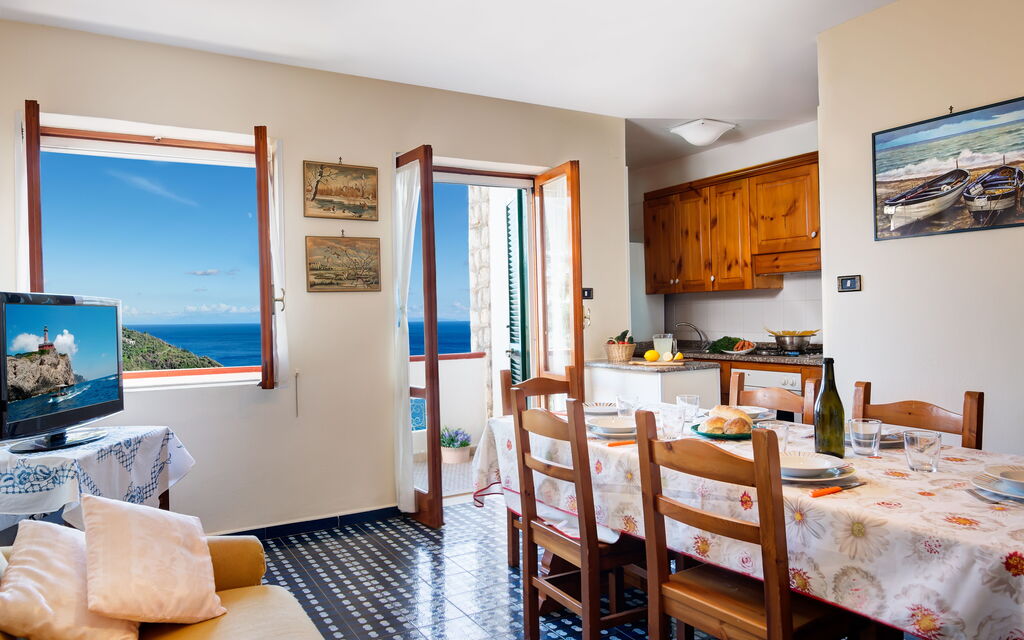 Nerano Sea View House: nerano-sea-view-house-marina-del-cantone-appartamento-soggiorno