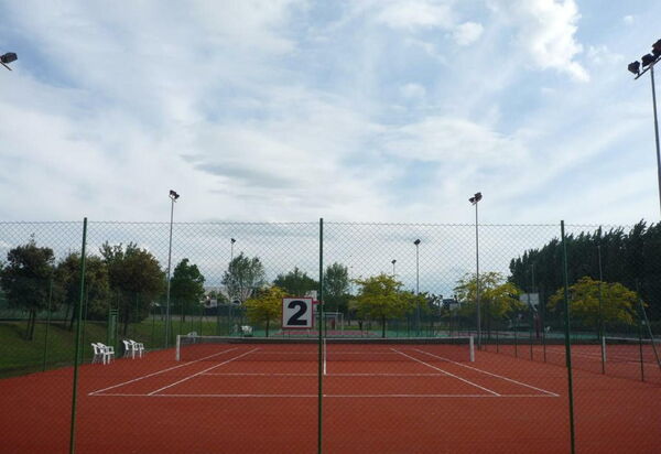 Villaggio Colombare: villaggio-colombare-sirmione-multiproperty-tennis-court