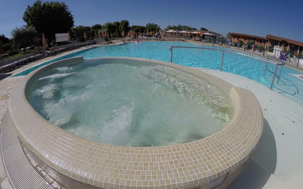 Villaggio Colombare: villaggio-colombare-sirmione-mutliproprieta-piscina