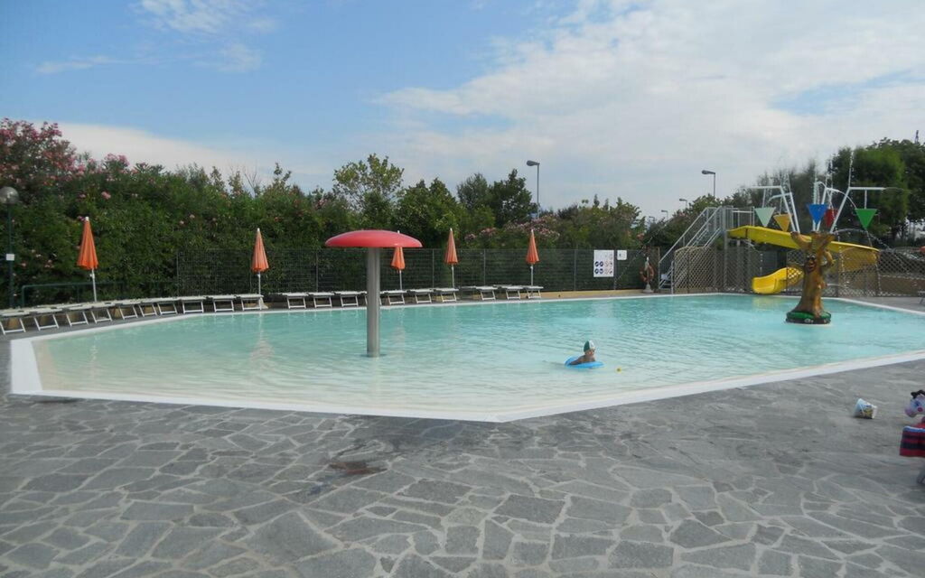Villaggio Colombare: villaggio-colombare-sirmione-mutliproprieta-piscina
