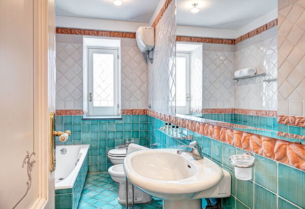 Palazzo Villa Dei Nobili: palazzo-villa-dei-nobili-santa-agata-sui-due-golfi-villa-bagno