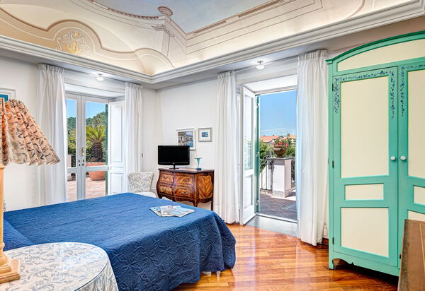 Palazzo Villa Dei Nobili: palazzo-villa-dei-nobili-santa-agata-sui-due-golfi-villa-camera-da-letto