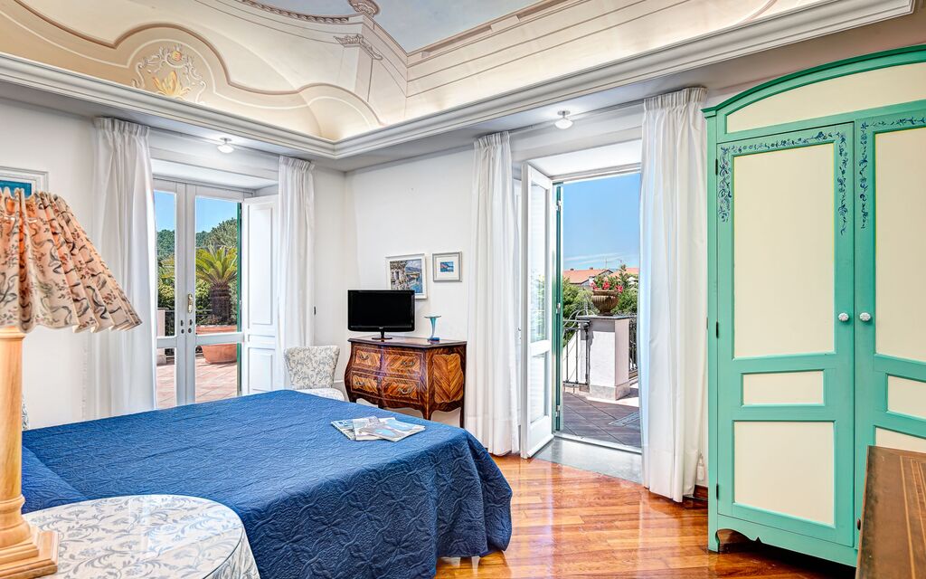 Palazzo Villa Dei Nobili: palazzo-villa-dei-nobili-santa-agata-sui-due-golfi-villa-camera-da-letto