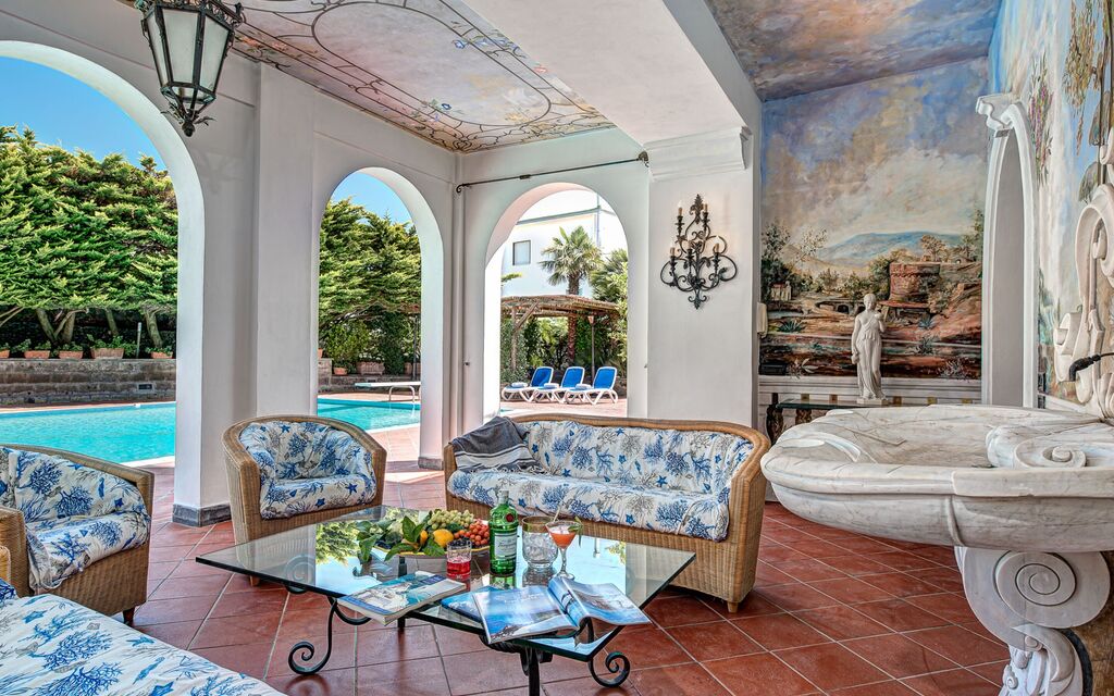 Palazzo Villa Dei Nobili: palazzo-villa-dei-nobili-santa-agata-sui-due-golfi-villa-patio