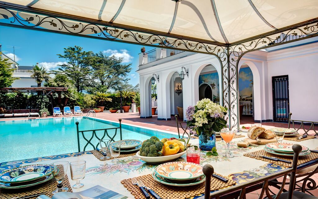 Palazzo Villa Dei Nobili: palazzo-villa-dei-nobili-santa-agata-sui-due-golfi-villa-patio