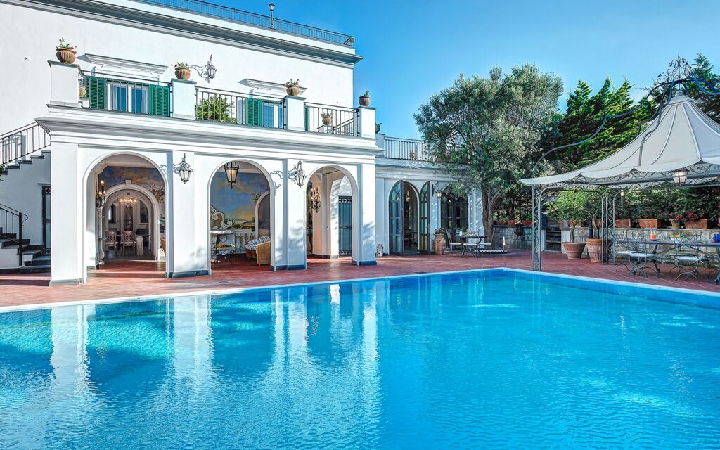 Palazzo Villa Dei Nobili: palazzo-villa-dei-nobili-santa-agata-sui-due-golfi-villa-piscina