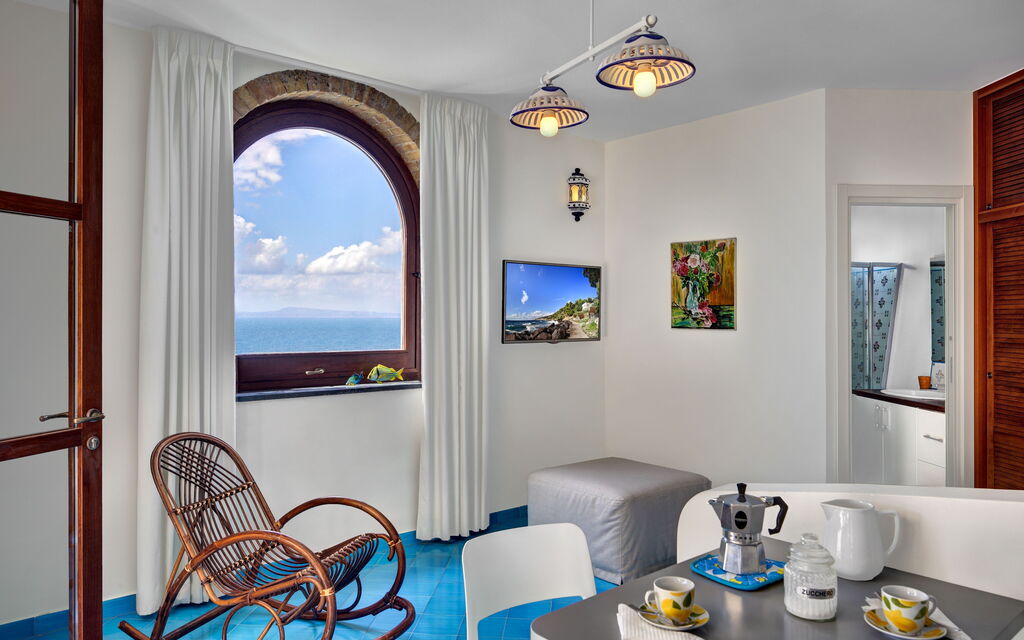 Appartamento Lobra: appartamento-lobra-massa-lubrense-apartment-living-room