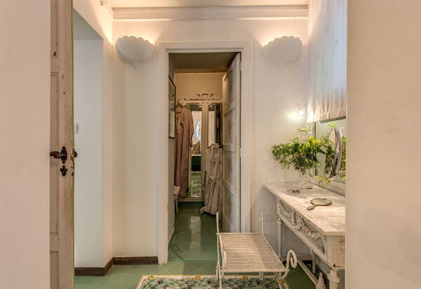 Villa Prestige '50: villa-prestige-50-capri-villa-bathroom