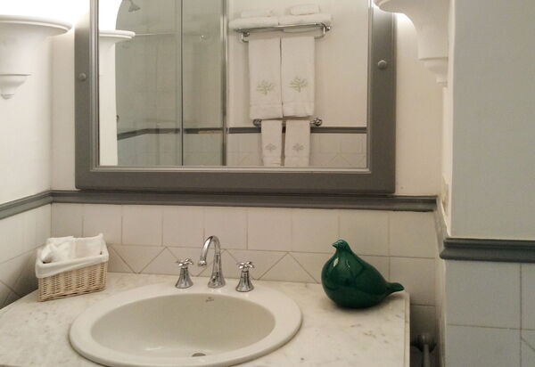 Villa Prestige '50: villa-prestige-50-capri-villa-bathroom