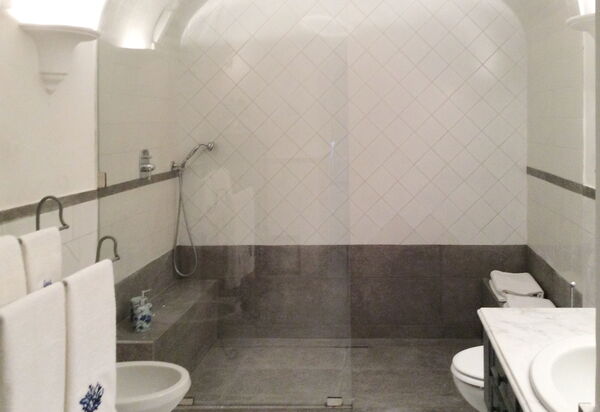 Villa Prestige '50: villa-prestige-50-capri-villa-bathroom