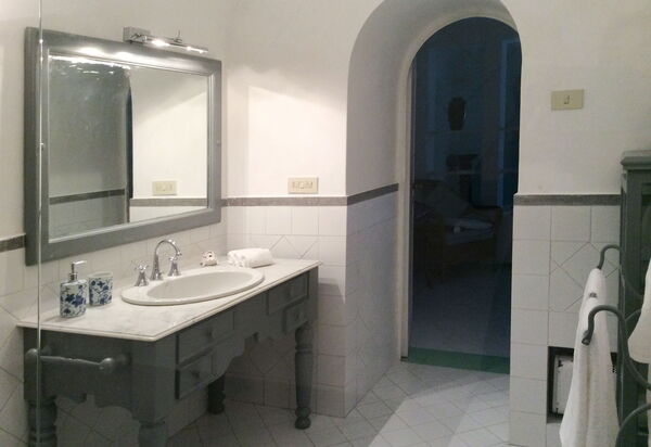 Villa Prestige '50: villa-prestige-50-capri-villa-bathroom
