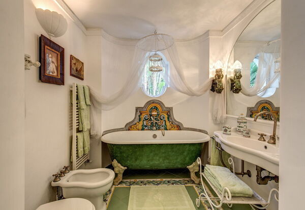 Villa Prestige '50: villa-prestige-50-capri-villa-bathroom