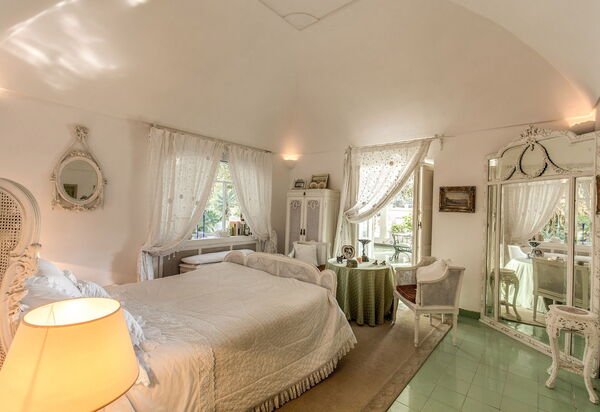 Villa Prestige '50: villa-prestige-50-capri-villa-bedroom