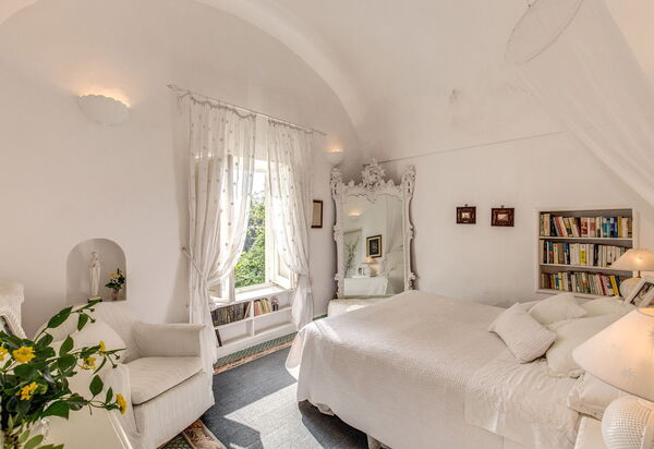 Villa Prestige '50: villa-prestige-50-capri-villa-bedroom