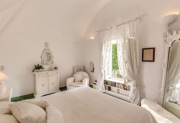 Villa Prestige '50: villa-prestige-50-capri-villa-bedroom