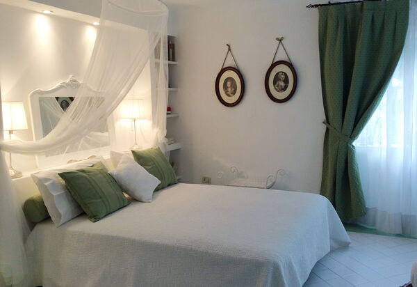 Villa Prestige '50: villa-prestige-50-capri-villa-bedroom