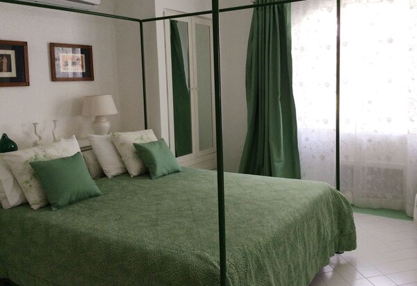 Villa Prestige '50: villa-prestige-50-capri-villa-bedroom