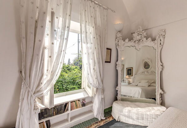 Villa Prestige '50: villa-prestige-50-capri-villa-bedroom