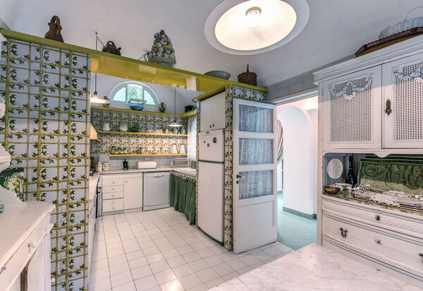 Villa Prestige '50: villa-prestige-50-capri-villa-kitchen