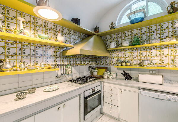 Villa Prestige '50: villa-prestige-50-capri-villa-kitchen