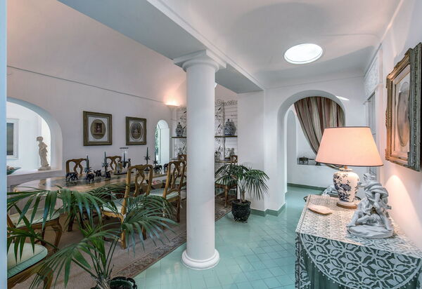 Villa Prestige '50: villa-prestige-50-capri-villa-dining-room