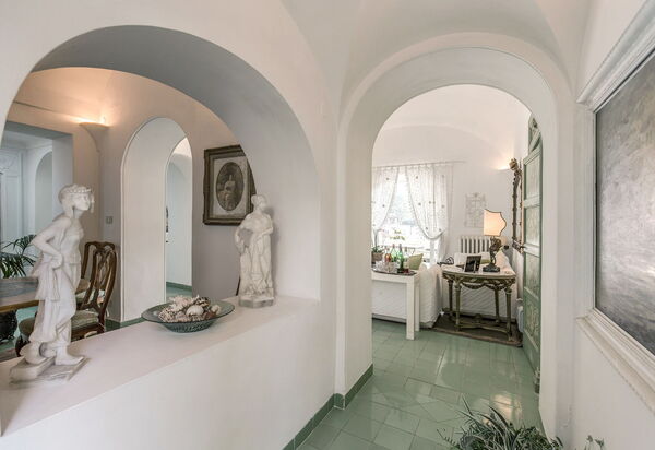 Villa Prestige '50: villa-prestige-50-capri-villa-living-room