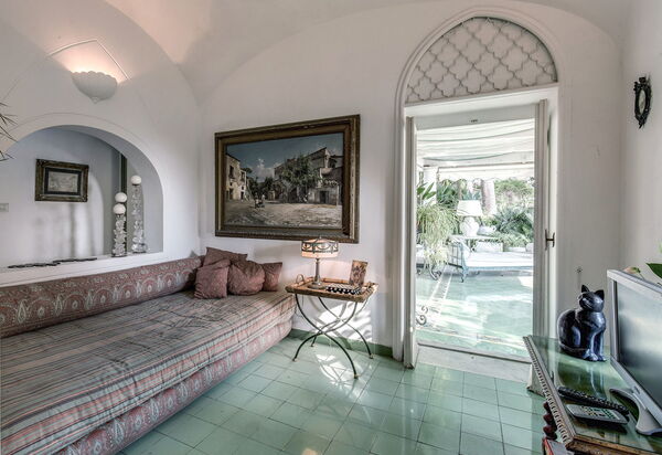 Villa Prestige '50: villa-prestige-50-capri-villa-living-room