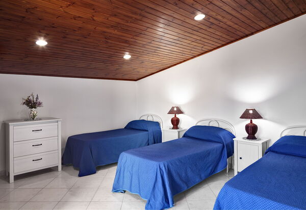 La Villa Dell'olio: la-villa-dell-olio-massa-lubrense-villa-camera-da-letto