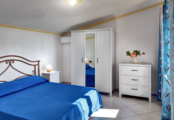 La Villa Dell'olio: la-villa-dell-olio-massa-lubrense-villa-camera-da-letto