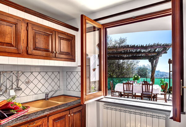 La Villa Dell'olio: la-villa-dell-olio-massa-lubrense-villa-cucina