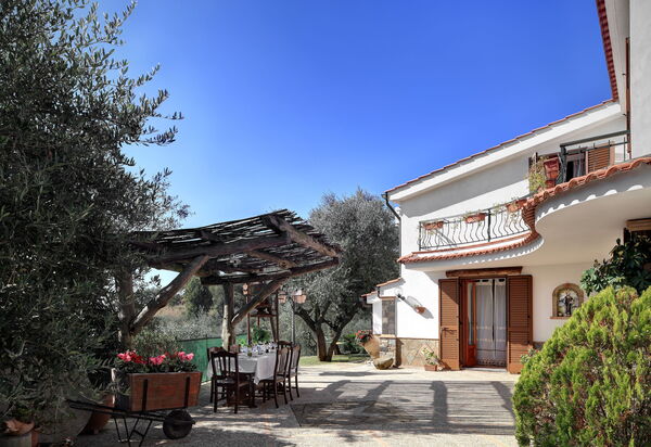 La Villa Dell'olio: la-villa-dell-olio-massa-lubrense-villa-esterno