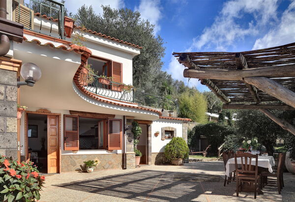 La Villa Dell'olio: la-villa-dell-olio-massa-lubrense-villa-esterno