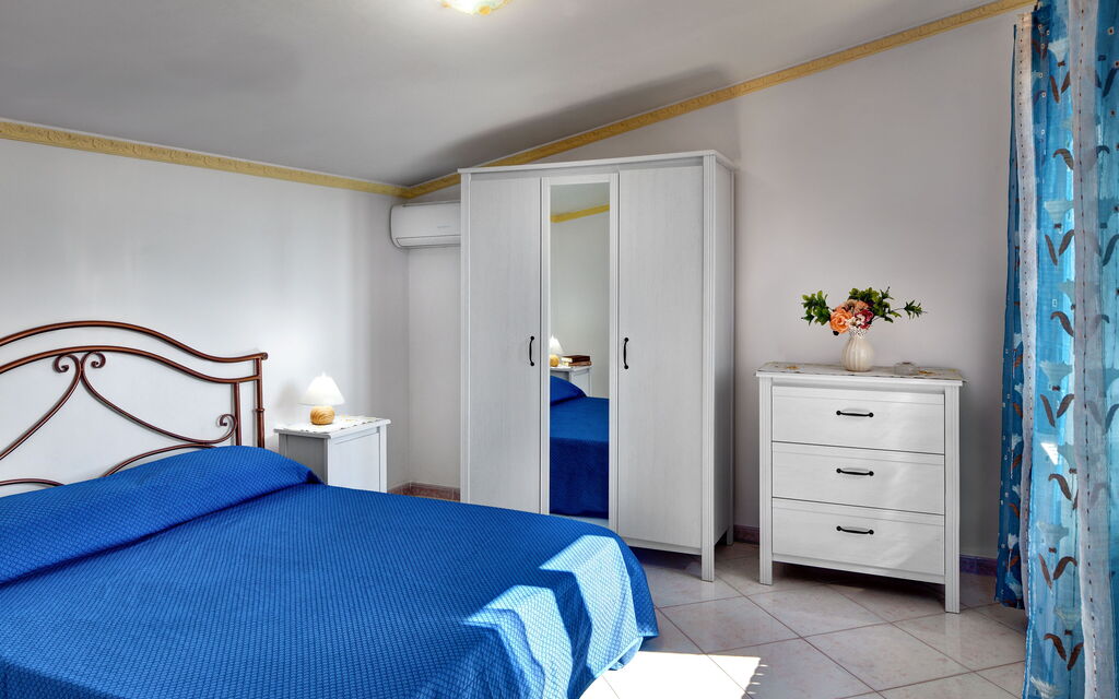 La Villa Dell'olio: la-villa-dell-olio-massa-lubrense-villa-camera-da-letto