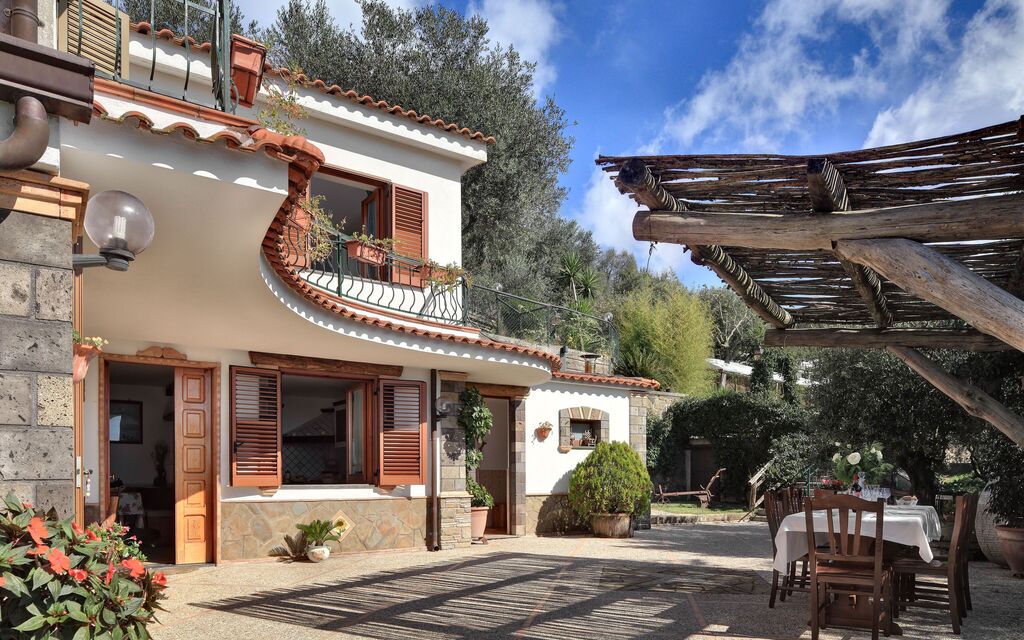 La Villa Dell'olio: la-villa-dell-olio-massa-lubrense-villa-esterno