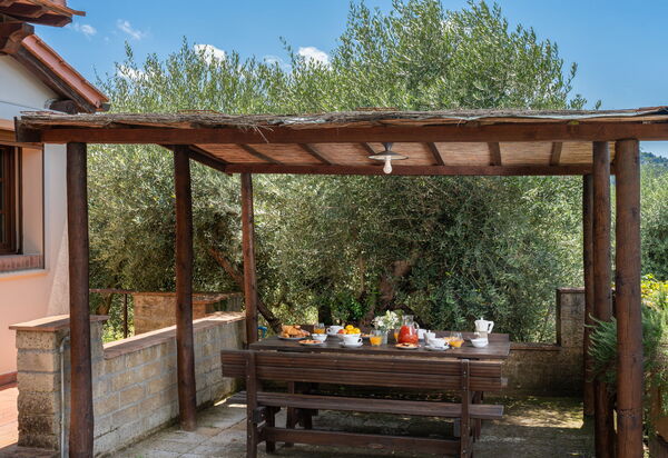 Villa Riparbella: Autunno, Balcone / Terrazza / Patio, Entrata Principale, Estate, Esterni, Primavera