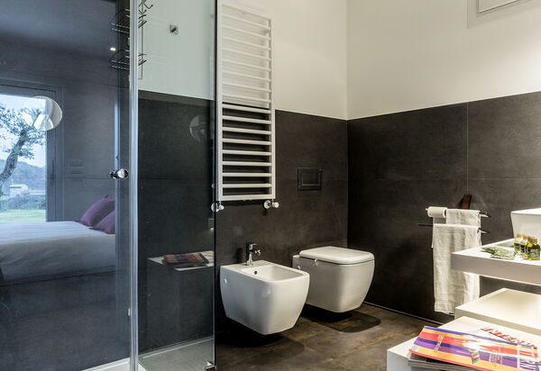 Il Casolare Della Natura: il-casolare-della-natura-assisi-villa-bathroom