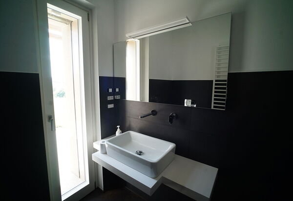 Il Casolare Della Natura: il-casolare-della-natura-assisi-villa-bathroom