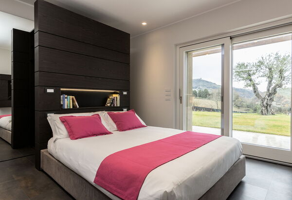 Il Casolare Della Natura: il-casolare-della-natura-assisi-villa-bedroom