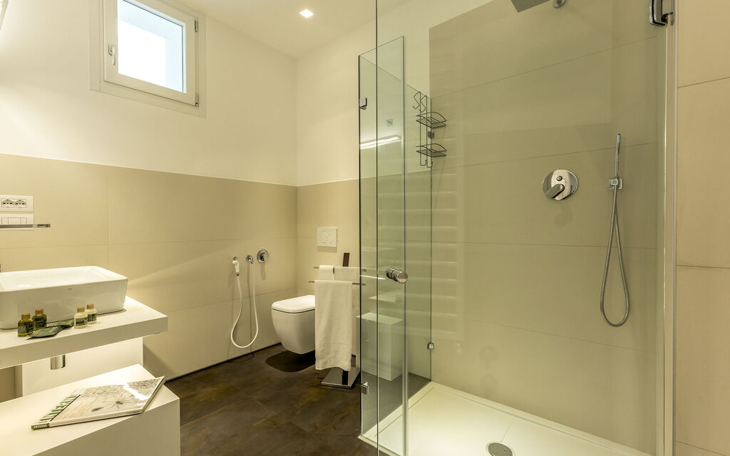 Il Casolare Della Natura: il-casolare-della-natura-assisi-villa-bathroom