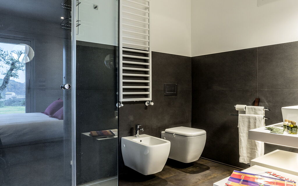 Il Casolare Della Natura: il-casolare-della-natura-assisi-villa-bathroom