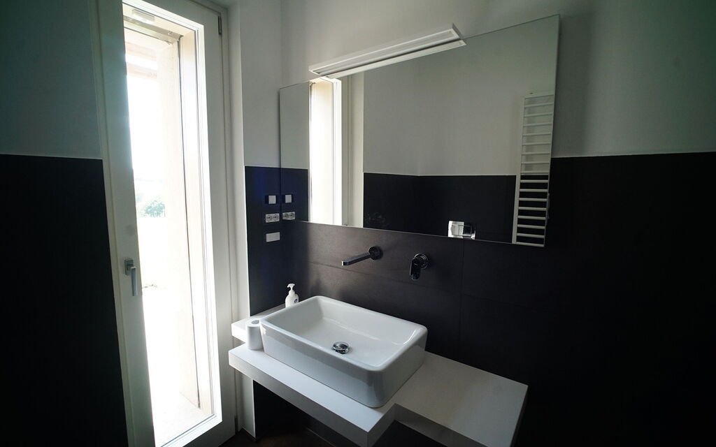 Il Casolare Della Natura: il-casolare-della-natura-assisi-villa-bathroom