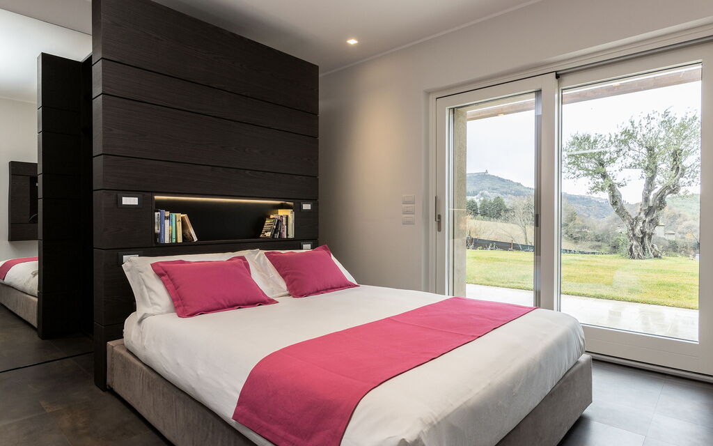 Il Casolare Della Natura: il-casolare-della-natura-assisi-villa-bedroom